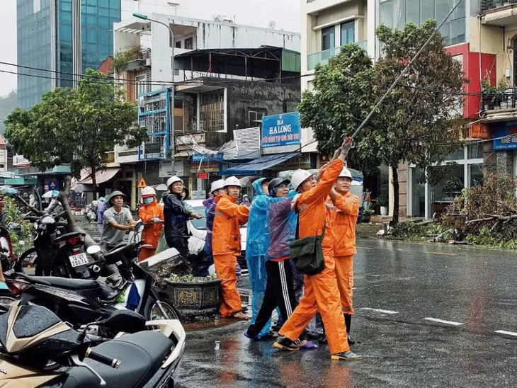 Gần 3.000 CBCN ngành Điện khắc phục sự cố lưới điện trên địa bàn tỉnh.