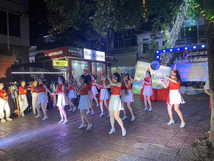 Một tiết mục đồng diễn mừng tuổi lên 7 của Phố đi bộ Tiên Yên.