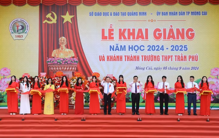 Đồng chí Chủ tịch UBND tỉnh Cao Tường Huy cùng các đồng chí lãnh đạo TP Móng Cái, Trường THPT Trần Phú cắt băng khánh thành trường mới.
