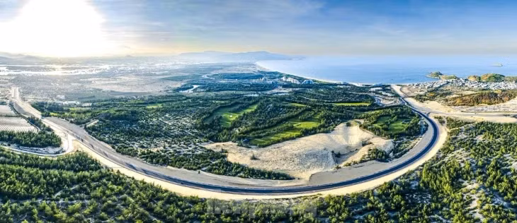 Con đường giúp người dân và du khách đi lại thuận lợi hơn, rút ngắn thời gian di chuyển từ TP Quy Nhơn về Nhơn Lý - với nhiều điểm du lịch nổi tiếng như Kỳ Co, Eo Gió...