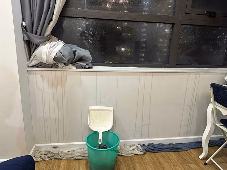 Người dân tại nhiều tòa chung cư chật vật tìm cách chống nước tràn vào nhà qua các khe cửa