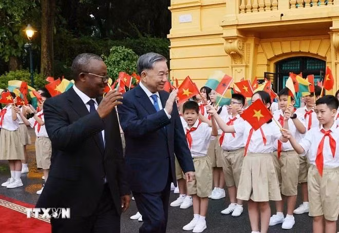 Tổng Bí thư, Chủ tịch nước Tô Lâm và Tổng thống Guinea-Bissau Umaro Sissoco Embaló với thiếu nhi Thủ đô Hà Nội. (Ảnh: Lâm Khánh/TTXVN)