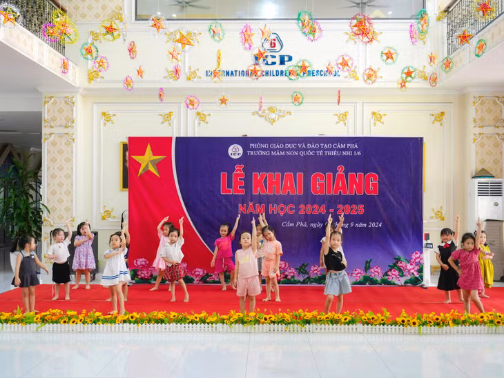 Các bé Trường Mầm non Quốc tế thiếu nhi 1/6 (TP Cẩm Phả) tập văn nghệ chuẩn bị chào đón học mới 2024-2025.