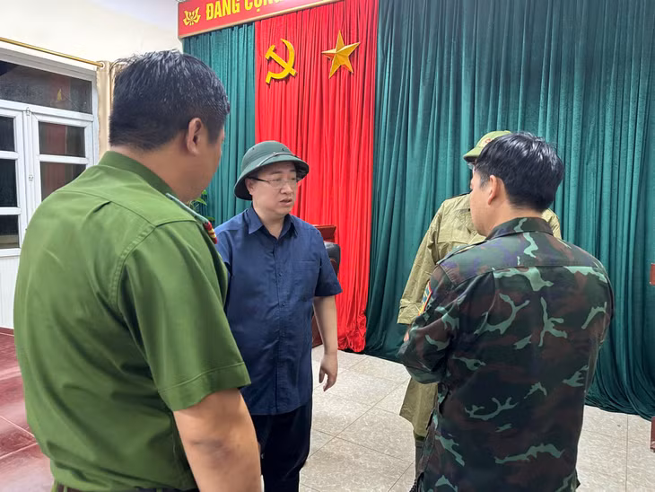 Đồng chí Đặng Xuân Phương, Phó Bí thư Tỉnh ủy, Trưởng Đoàn Đại biểu Quốc hội tỉnh, trao đổi với các lực lượng PCTT-TKCN TX Quảng Yên.