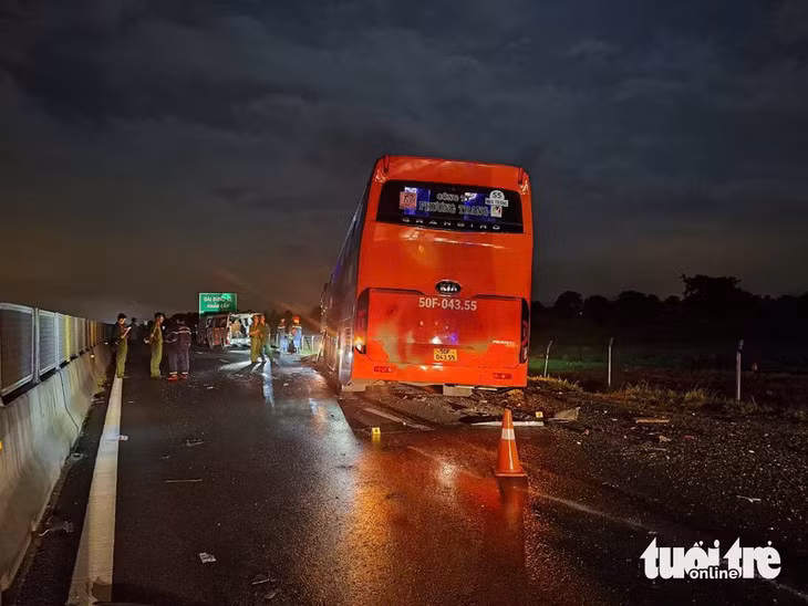 Xe Phương Trang tại hiện trường - Ảnh: ĐỨC TRONG