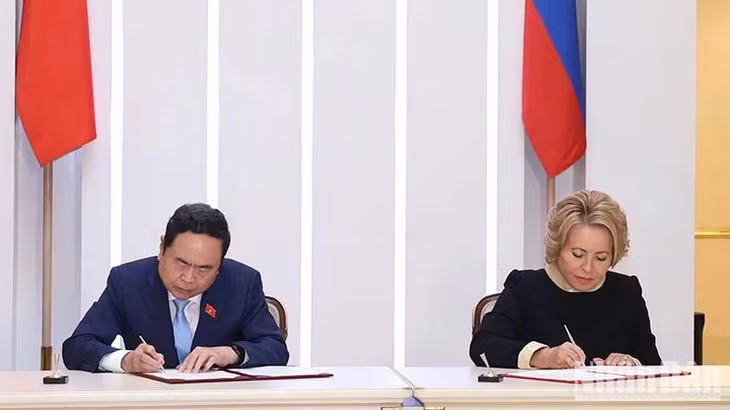 Chủ tịch Quốc hội Trần Thanh Mẫn và Chủ tịch Valentina Matvienko ký mới Thỏa thuận hợp tác giữa Quốc hội Việt Nam và Hội đồng Liên bang Quốc hội Liên bang Nga. (Ảnh: Thống Nhất/TTXVN)