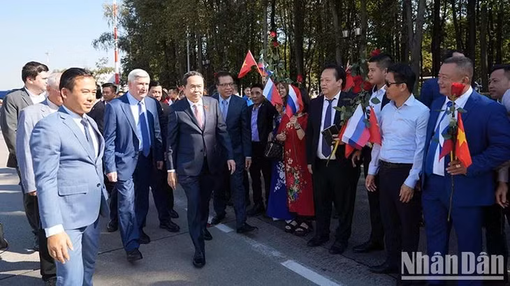 Đại sứ Đặc mệnh toàn quyền Việt Nam tại Liên bang Nga Đặng Minh Khôi, đông đảo cán bộ, nhân viên Đại sứ quán ra đón Chủ tịch Quốc hội. (Ảnh: XUÂN HƯNG)