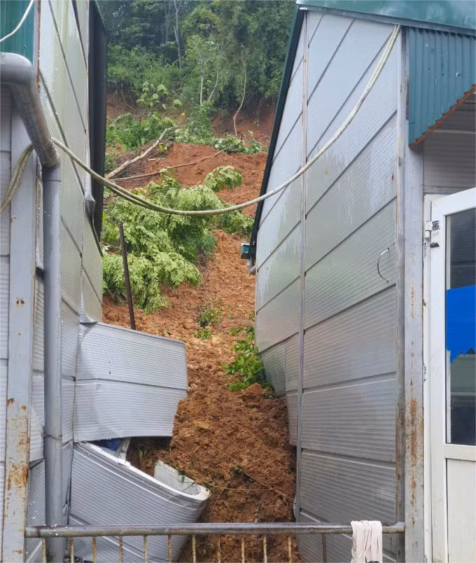 Kết cấu khu ký túc bị xô nghiêng, biến dạng vì lở núi. Ảnh: Lam Sơn