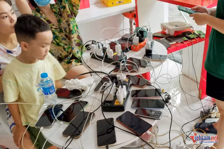 Người dân tìm đến điểm giao dịch của nhà mạng để sạc điện thoại trong sáng 8/9. Ảnh: NVCC