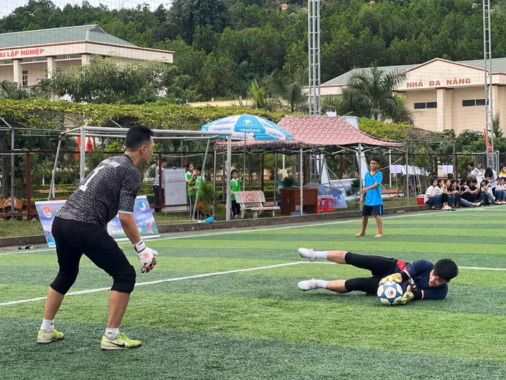 Anh Hoàng Quốc Anh phụ trách lớp năng khiếu hè cho thanh thiếu nhi trên địa bàn, tham gia dạy miễn phí lớp năng khiếu bóng đá cho gần 100 em tham gia trong dịp hè năm nay. Ảnh: Nhân vật cung cấp
