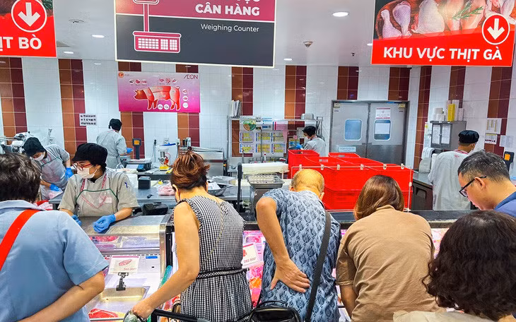 Nhu cầu hàng hóa thiết yếu tăng mạnh đợt bão lũ - Ảnh: AEON