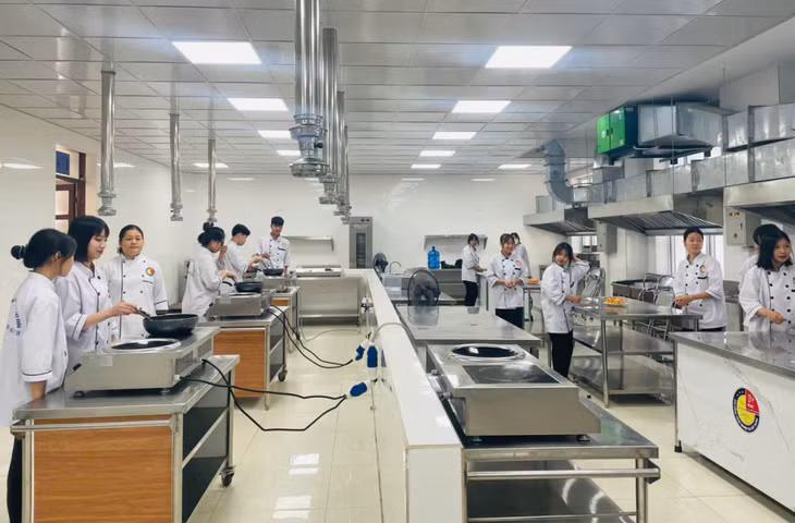 Lớp học nấu ăn tại Trường Cao đẳng Công nghiệp và xây dựng (TP Uông BÍ).