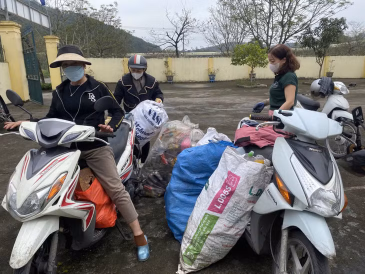 Hội viên, phụ nữ phường Mông Dương thực hiện thu gom, phân loại rác.