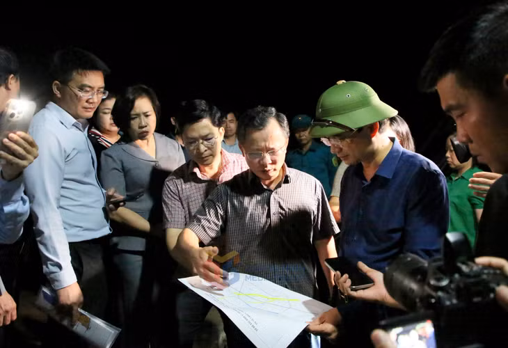 Đồng chí Cao Tường Huy, Chủ tịch UBND tỉnh, cùng các đồng chí lãnh đạo UBND tỉnh, các sở ngành liên quan và lãnh đạo TP Cẩm Phả chỉ đạo công tác đảm bảo an toàn, ứng phó với các tình huống nguy hiểm có thể xảy ra.