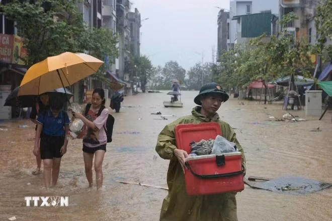 Lực lượng quân đội giúp người dân tại đường Chương Dương Độ, quận Hoàn Kiếm. (Ảnh: Trần Việt/TTXVN)