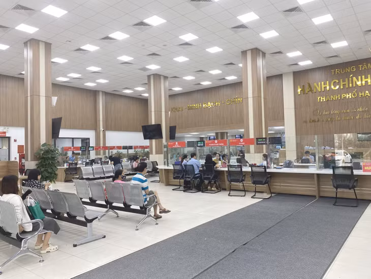 Trung tâm Hành chính công TP Hạ Long tiếp nhận TTHC của tổ chức, người dân vào ngày 10/9 sau khi bão số 3 đã tan.