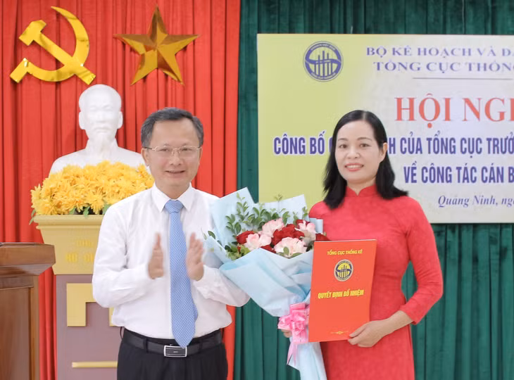 Đồng chí Cao Tường Huy, Phó Bí thư Tỉnh ủy, Chủ tịch UBND tỉnh, trao quyết định bổ nhiệm Cục trưởng Cục Thống kê tỉnh Quảng Ninh cho bà Ngô Thị Vân.