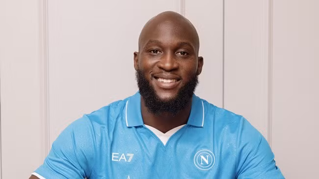 Lukaku gia nhập Napoli.
