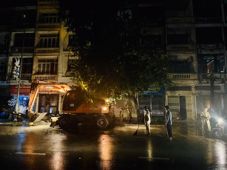 Tuyến đường Lê Thánh Tông (phường Hồng Gai) có rất nhiều cây cổ thụ lâu năm bị đổ gãy trong cơn bão. UBND phường đã huy động người dân và sự chung tay của doanh nghiệp để thu dọn cây gãy đổ suốt đêm. Đến nay, 50% cây đổ trên trục chính của tuyến đường đã được xử lý, thu dọn.