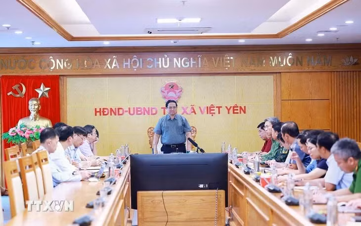 Thủ tướng Phạm Minh Chính làm việc với với lãnh đạo tỉnh Bắc Giang về công tác phòng, chống và khắc phục hậu quả thiên tai. (Ảnh: Dương Giang/TTXVN)