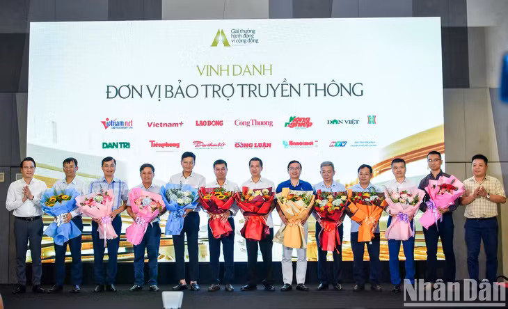 Đại diện các đơn vị Bảo trợ truyền thông đồng hành cùng Giải thưởng Hành động vì Cộng đồng Human Act Prize.