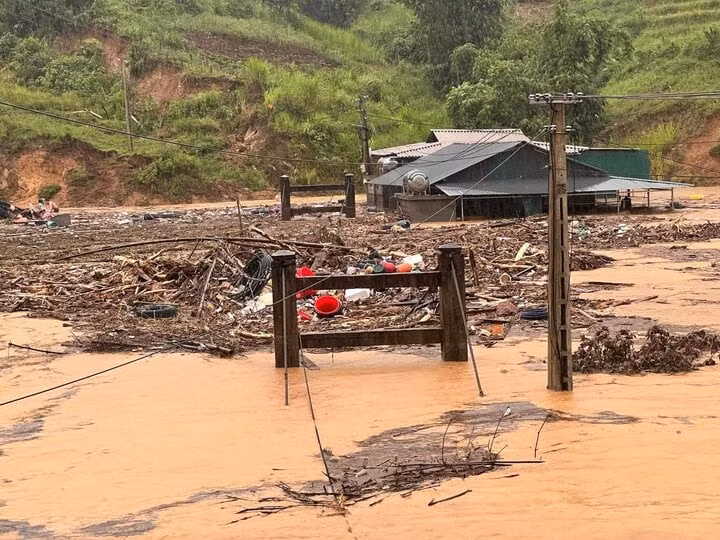 Ông Giàng Trang, Chủ tịch UBND xã Bản Mù (huyện Trạm Tấu) thông tin, tính đến sáng 8/9 trên địa bàn xã có khoảng gần 20 hộ bị thiệt hại nhà do mưa lũ, trong đó, thôn Mảnh Tào nhiều nhà bị ngập tới nóc.