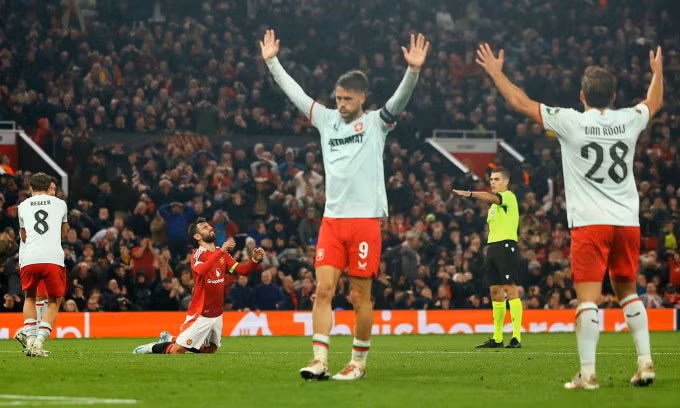 Bruno Fernandes (áo đỏ) tiếc nuối sau kih bỏ lỡ cơ hội trong hiệp hai trận Man Utd hòa Twente tại lượt đầu Europa League 2024-2025 trên sân Old Trafford, thành phố Manchester, Anh, tối 25/9/2024. Ảnh: Reuters