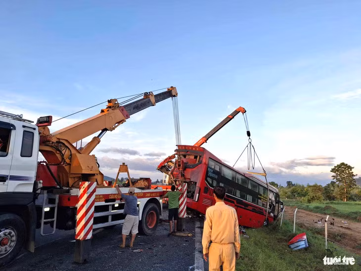 Hiện trường xe Hồng Sơn lao xuống mương - Ảnh: ĐỨC TRONG