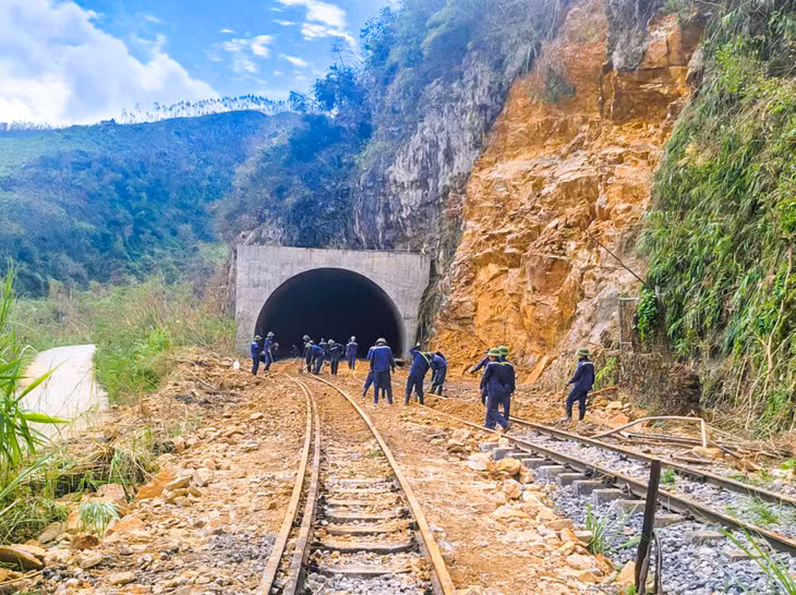Công nhân Công ty Kho vận Đá Bạc khắc phục sạt lở đất đá tuyến đường sắt vận chuyển than từ Vàng Danh ra cảng Điền Công.