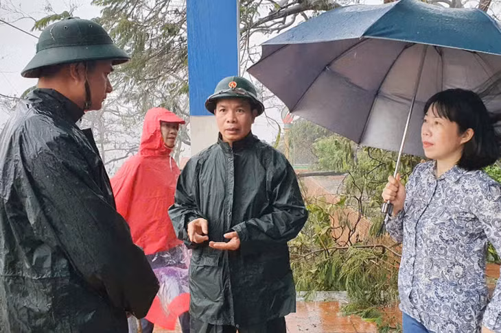 Đại tá Nguyễn Quang Hiến, Chính ủy Bộ CHQS tỉnh, thăm, động viên cán bộ, chiến sĩ đang hỗ trợ các nhà trường trên địa bàn TP Hạ Long.