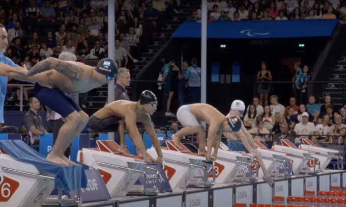 Kình ngư Đỗ Thanh Hải (thứ hai từ trái sang) tại Paralympic 2024.