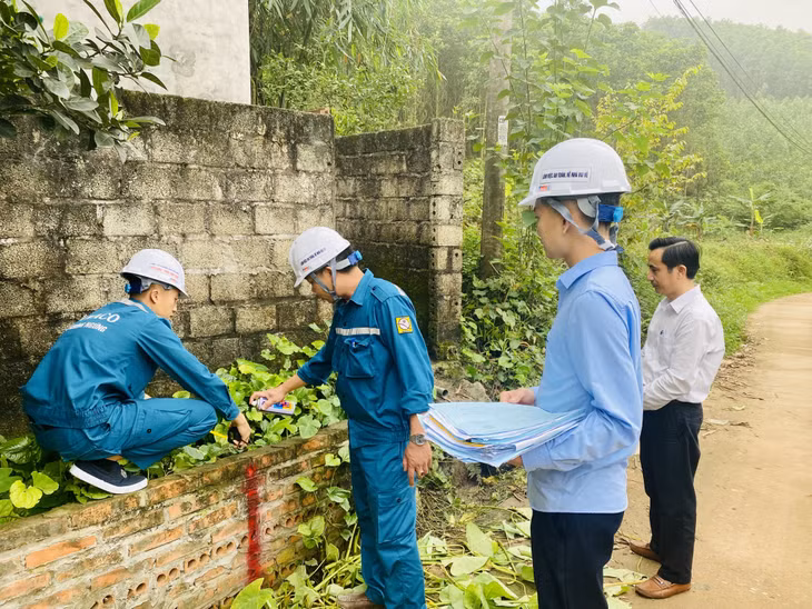 Công nhân Xí nghiệp Nước Hòn Gai phối hợp với UBND xã Sơn Dương khảo sát, thống nhất khu vực lắp đặt tuyến ống cấp nước cho người dân.