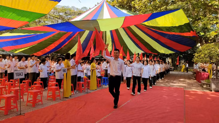 Thầy cô và học sinh Trường THCS&amp;THPT Tiên Yên vui tươi chào đón năm học mới 2024-2025. (Ảnh: Xuân Thao).