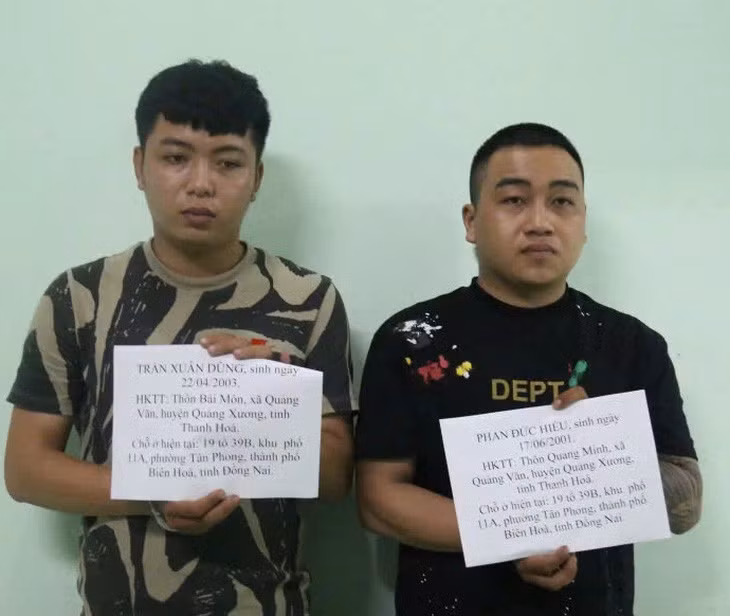 Hai thanh niên bị công an tạm giữ vì tạt sơn đòi nợ - Ảnh: T.D.