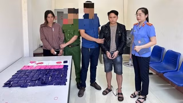 Hai đối tượng cùng tang vật (ma túy) bị cơ quan công an bắt giữ. Ảnh: Cao Thiên