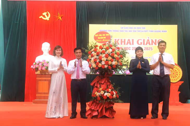Đồng chí Nguyễn Thị Thu Hà, Phó trưởng Đoàn ĐBQH tỉnh, tặng hoa chúc mừng thầy trò nhà trường.