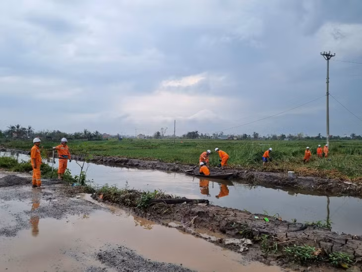 Các lực lượng xung kích tập trung khắc phục sự cố lưới điện trên địa bàn TX Quảng Yên.