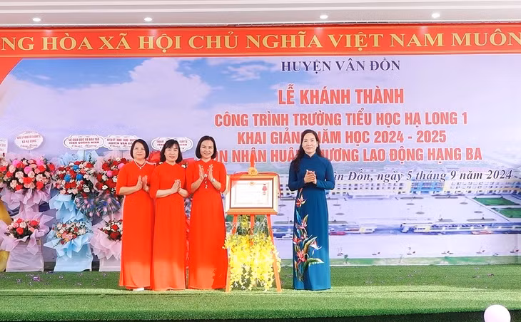 Đồng chí Nguyễn Thị Hạnh, Phó Chủ tịch UBND tỉnh, trao Huân chương Lao động hạng Ba cho trường Tiểu học Hạ Long 1.