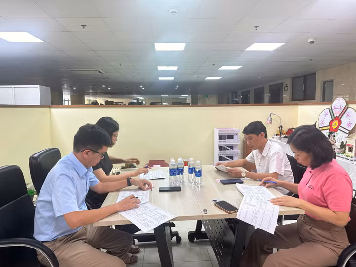 Ban giám khảo rà soát đề tài tham gia cuộc thi.