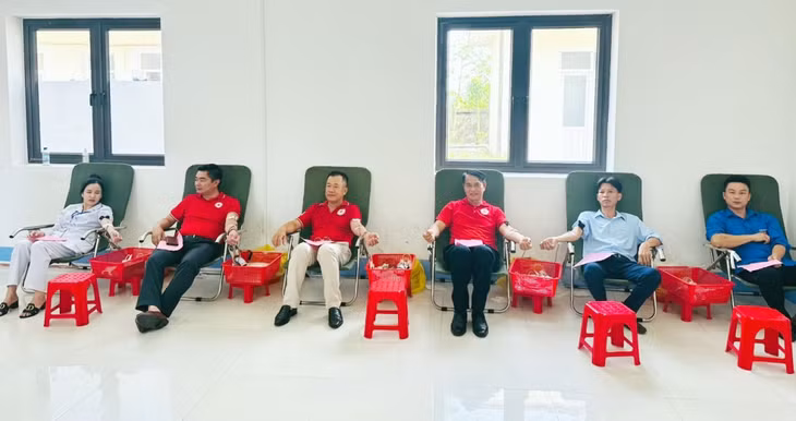 Hội viên Hội CTĐ cùng cán bộ, nhân viên các cơ quan, đơn vị xã Quan Lạn, xã Minh Châu (huyện Vân Đồn) tham gia HMTN tháng 6/2024.