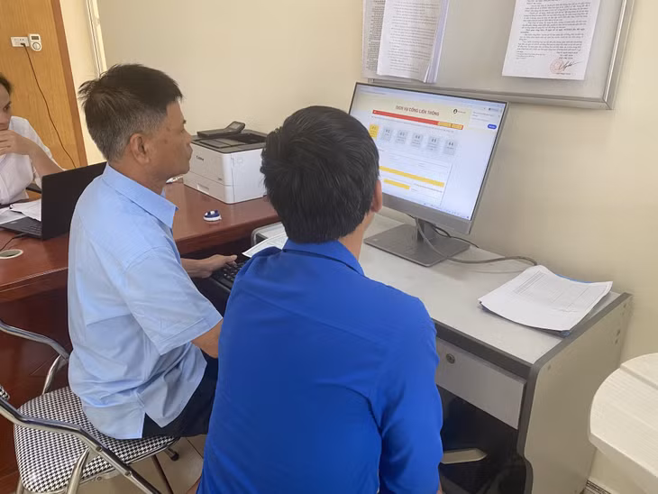 Đoàn Thanh niên xã Đồng Rui hướng dẫn cho người dân nộp TTHC trực tuyến.