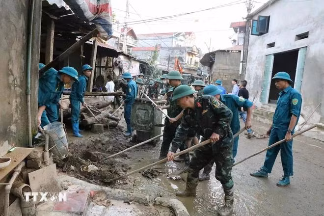 Lực lượng vũ trang, các đoàn thể và nhân dân thị trấn Thất Khê, huyện Tràng Định dọn dẹp rác thải sau mưa lũ (Lạng Sơn). (Ảnh: Văn Đạt/TTXVN)