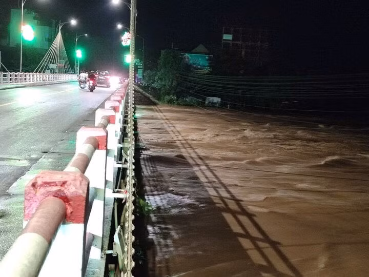 Còn tại Thái Nguyên, từ tối 8/9, mực nước ở sông Cầu dâng cao rất nhanh. Theo thông tin từ Đài Khí tượng Thủy văn Thái Nguyên, mực nước tại Trạm thủy văn Gia Bẩy lúc 0h ngày 9/9 là 2.756cm, cao hơn báo động 3 là 56cm. (Ảnh: Báo Thái Nguyên)