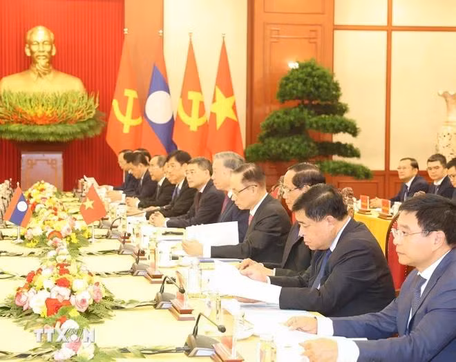 Tổng Bí thư, Chủ tịch nước Tô Lâm và các thành viên Đoàn Việt Nam tại cuộc hội đàm với Tổng Bí thư, Chủ tịch nước Lào Thongloun Sisoulith. (Ảnh: Trí Dũng/ TTXVN)