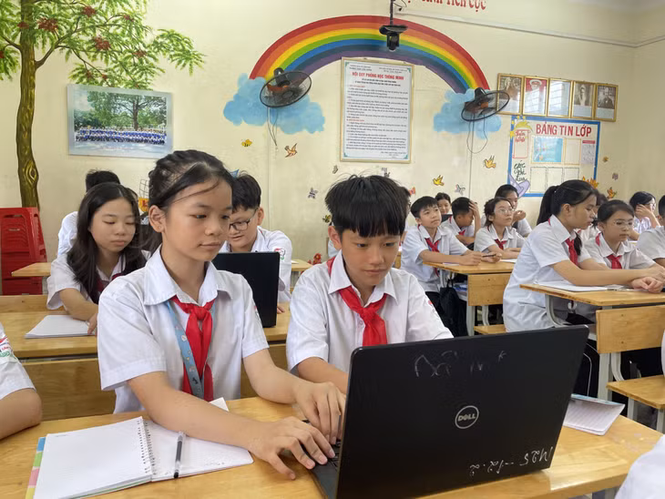 Học sinh Trường THCS Cẩm Thành (TP Cẩm Phả) học trên máy vi tính.