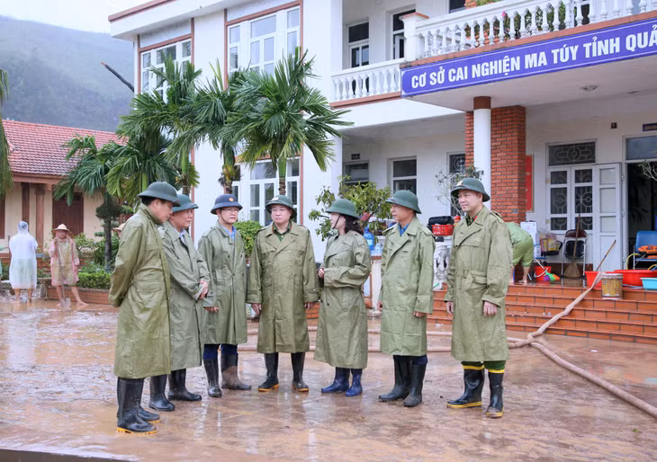 Các đồng chí lãnh đạo tỉnh động viên lãnh đạo Cơ sở Cai nghiện ma túy tỉnh Quảng Ninh và giao nhiệm vụ cho các lực lượng nhanh chóng phối hợp khắc phục thiệt hại do bão gây ra.