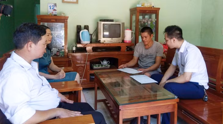 Cán bộ Trung tâm Trợ giúp pháp lý nhà nước tỉnh tư vấn luật cho người dân xã Nam Sơn (huyện Ba Chẽ). Ảnh: Nguyên Ngọc