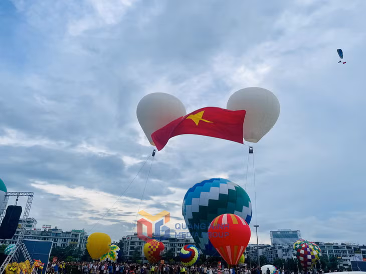Khinh khí cầu mang theo lá cờ tổ quốc bay treo trên khán đài đã đem lại nhiều cảm xúc cho người dân và du khách.