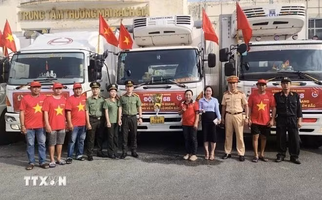 Công an tỉnh Kiên Giang xuất quân chuyển hàng cứu trợ đồng bào các tỉnh miền Bắc bị thiệt hại do bão số 3. (Ảnh: Lê Sen/TTXVN)