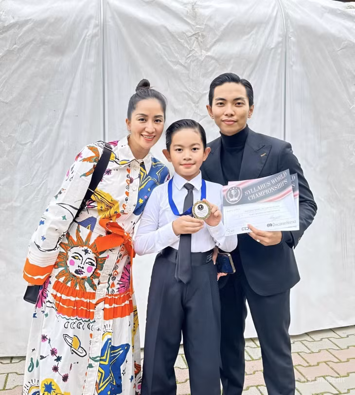 Kubi, tên thật là Minh Cường, sinh năm 2015, là "trái ngọt" đầu tiên trong hôn nhân của Khánh Thi - Phan Hiển. Từ nhỏ, cậu thể hiện đam mê nhảy múa giống bố mẹ và 2 lần vô địch giải khiêu vũ thế giới, cùng nhiều giải thưởng trong nước và khu vực.
